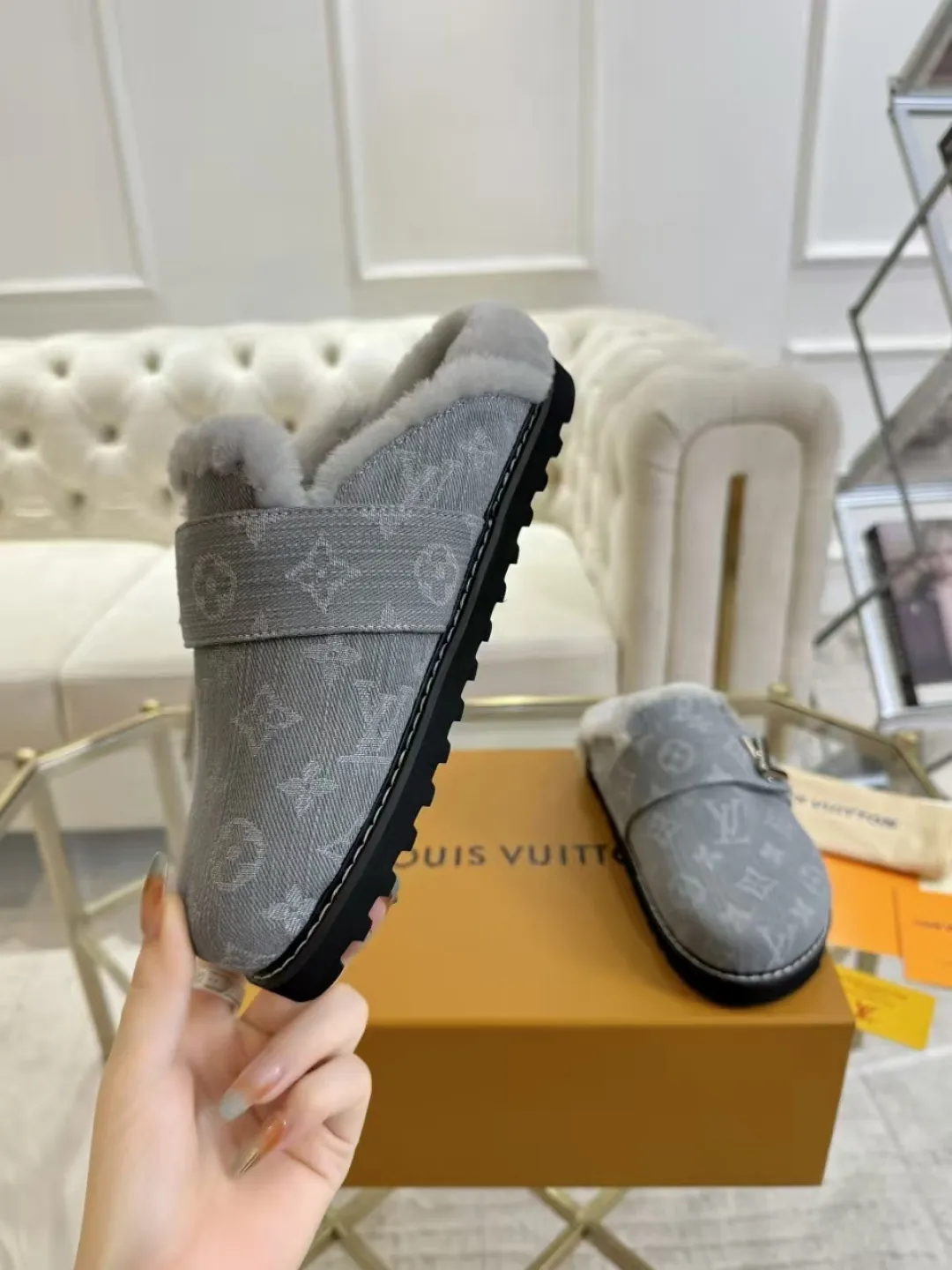 p600✨ LV Couple’s Wool Slippers｜Full of high-end feel, the soles of your feet are luxurious✨ We have achieved the ultimate restoration of the "higher version" of this pair of LV classic toe-toe slippers! 👫💫 🌟 The core advantages are clear at a glance: ✔️ Original jacquard + cowhide fabric, delicate texture, high-end at first glance; ✔️ 280% pure wool lining, wearing barefoot is like stepping on clouds ☁️, soft and skin-friendly and not sweaty; ✔️ Non-slip rubber bottom + three-dimensional toe design, super stable for walking, fashionable and practical!  👀 Must-have attention to detail: Belt buckle + classic LV presbyopic elements, revealing the aura of a big-name brand in a low-key manner ~ Whether it is a couple dating or a trip with besties, both of them are the focus when they go out👟💖 ✨ Easily match the wardrobe: jeans + sweaters, lazy and casual style ✔️ Coat + skirt, refined and elegant ✔️ One pair of shoes can handle a variety of styles, and the sense of luxury is never artificial ~ #LV slippers #couple outfit #High-End Customization #Quality Shoes Recommendation Fabric: Yangjing/classic jacquard fabric Lining: Imported wool lining Sole: Original rubber sole Size: Female 35-41 Male 38-46